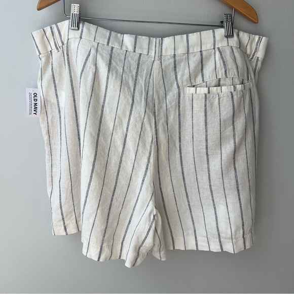 Old Navy Extra High-Waisted Taylor Trouser
Shorts XL - Picture 9 of 10